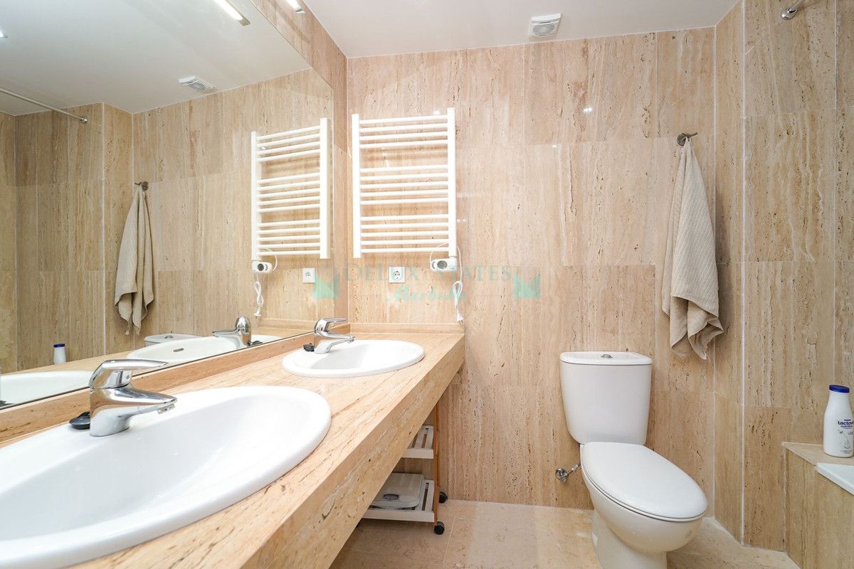 Ático en venta en Elviria, Marbella Este