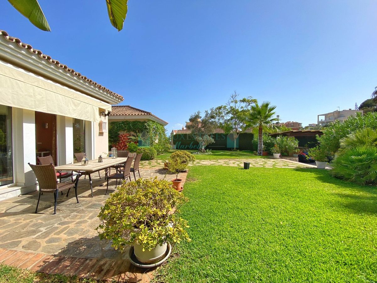 Villa en venta en Elviria, Marbella Este