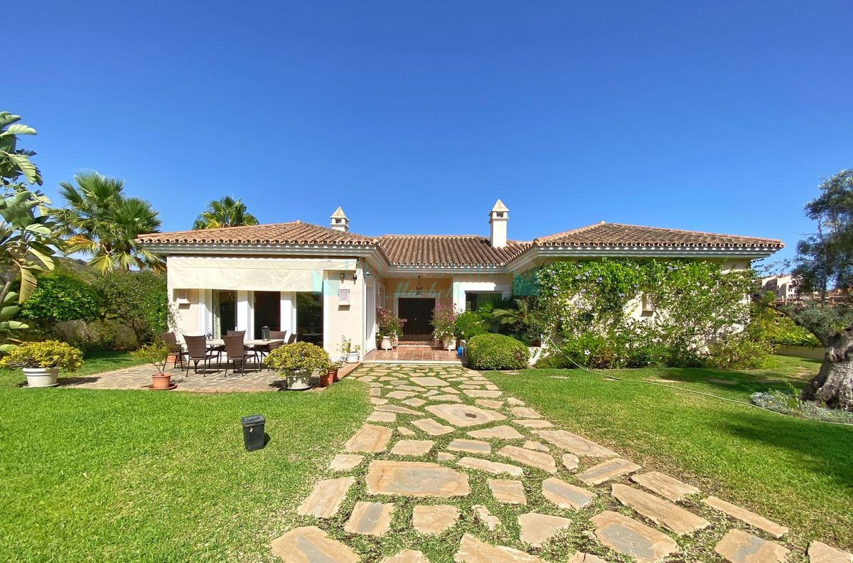 Villa en venta en Elviria, Marbella Este