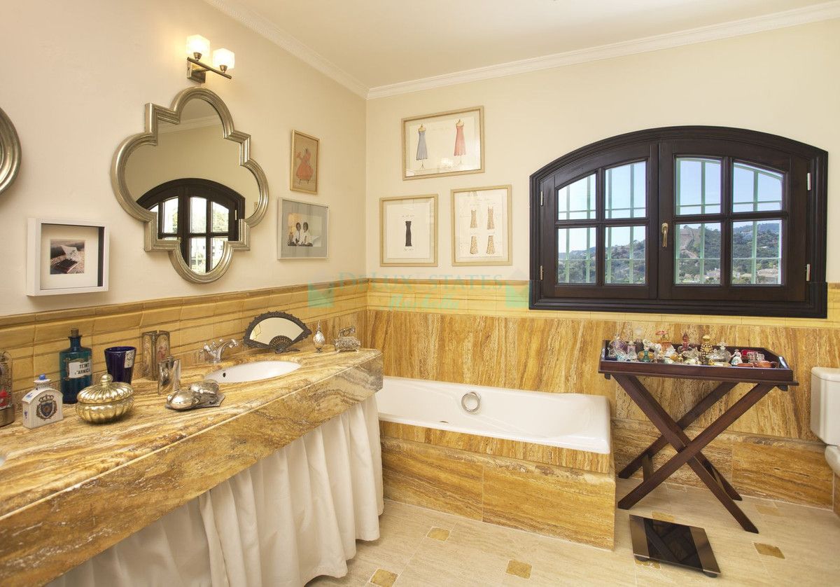 Villa for sale in Benahavis
