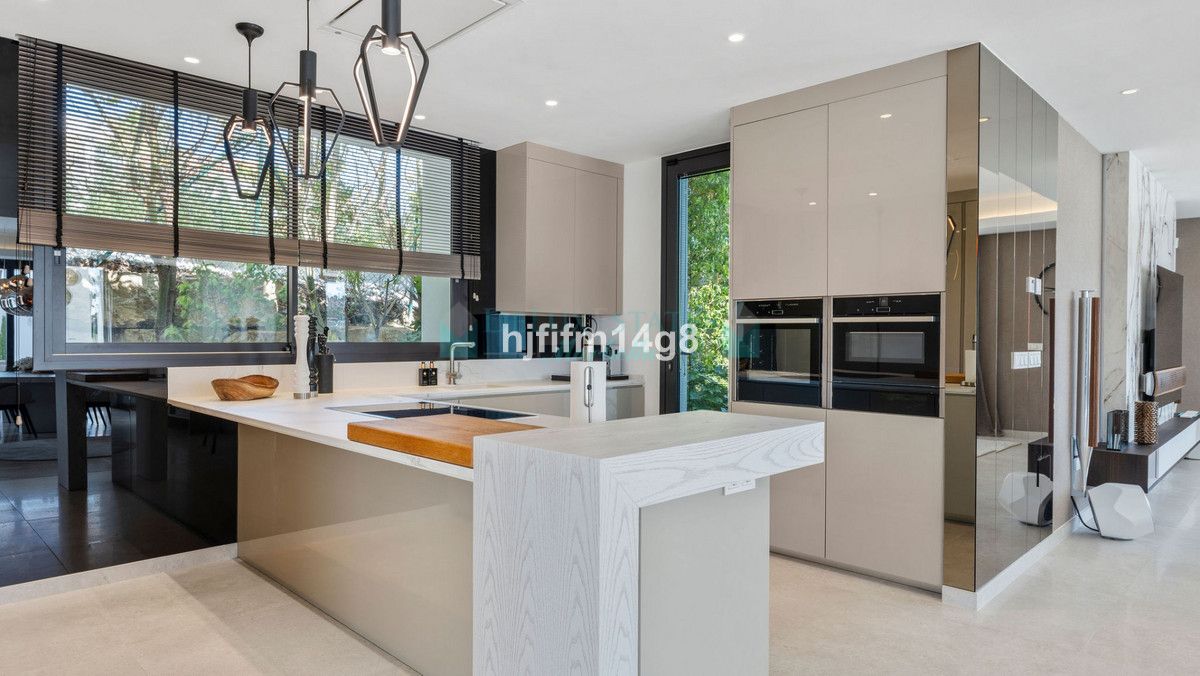 Villa for sale in Los Flamingos, Benahavis