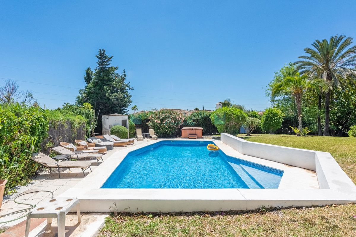 Villa for sale in Atalaya, Estepona