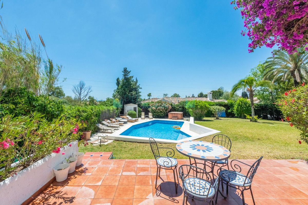 Villa for sale in Atalaya, Estepona