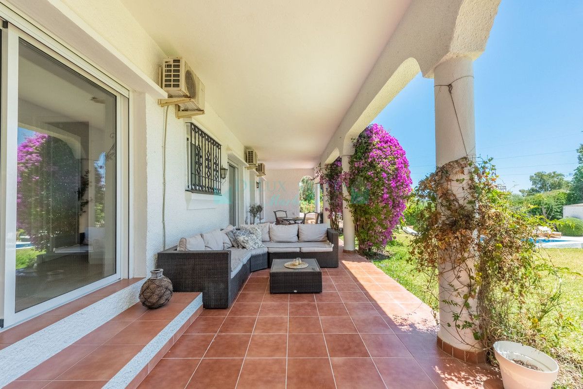 Villa for sale in Atalaya, Estepona