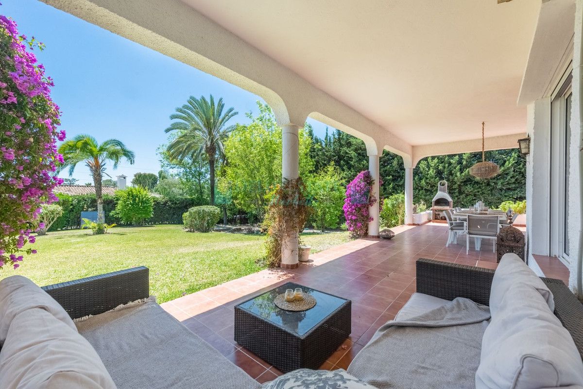 Villa for sale in Atalaya, Estepona