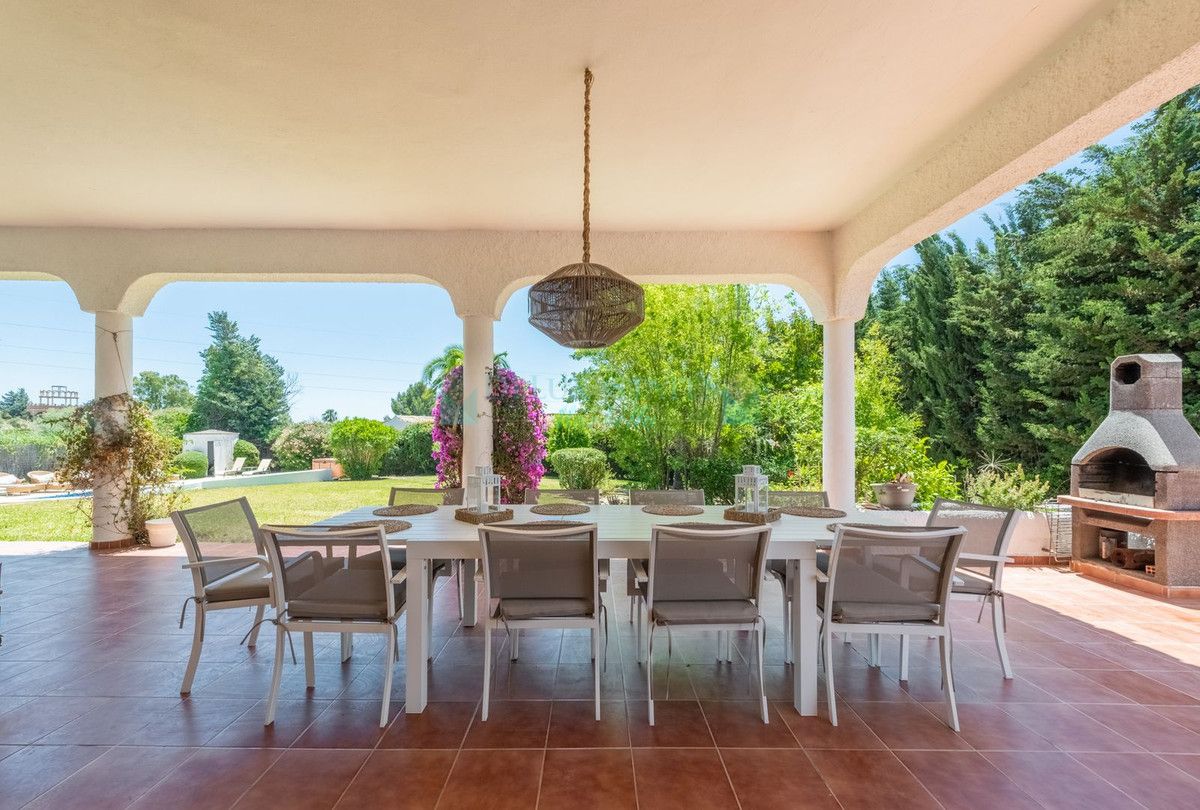 Villa for sale in Atalaya, Estepona