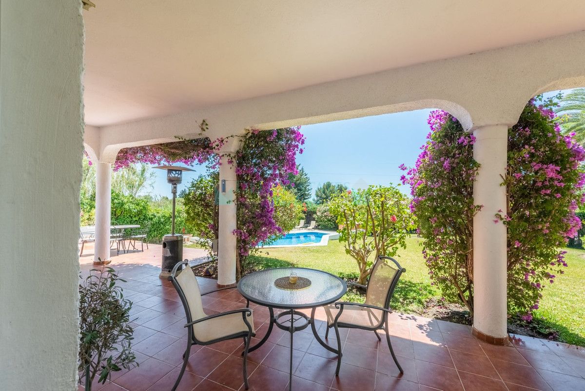 Villa for sale in Atalaya, Estepona