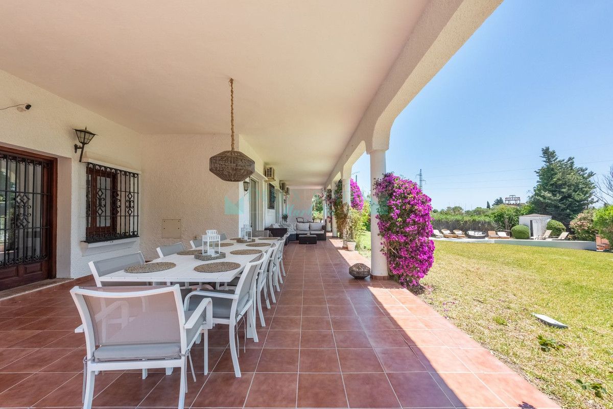 Villa for sale in Atalaya, Estepona