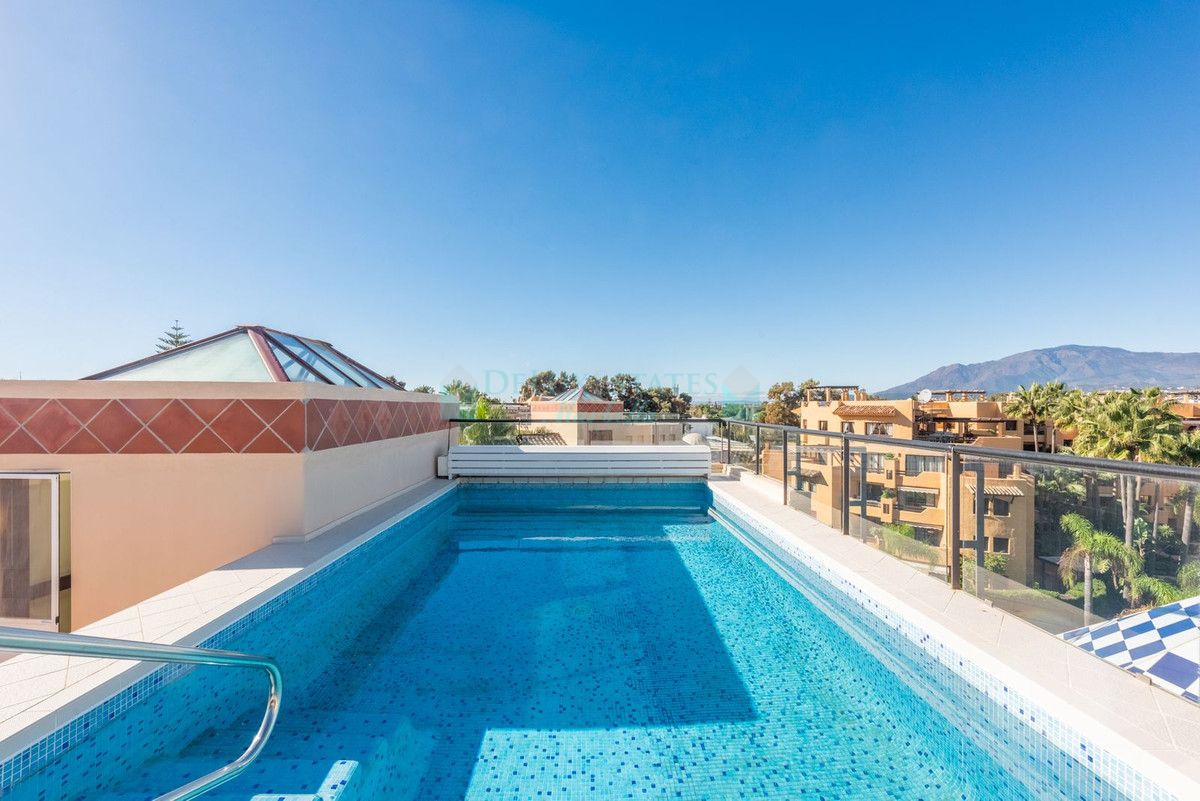 Penthouse for sale in Costalita, Estepona