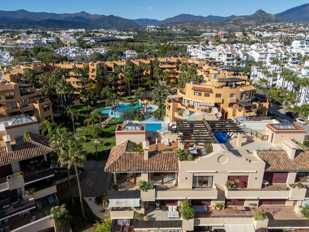 Penthouse for sale in Costalita, Estepona