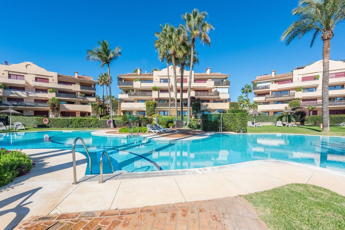 Penthouse for sale in Costalita, Estepona