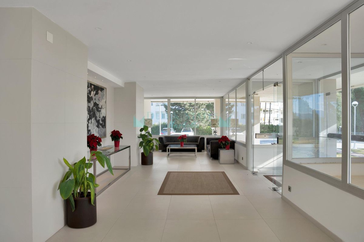 Apartment for rent in Rio Real, Marbella East