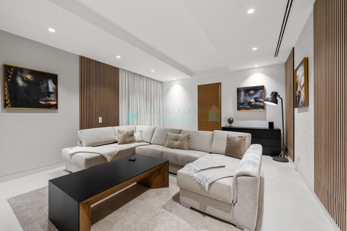 Villa for sale in Benahavis