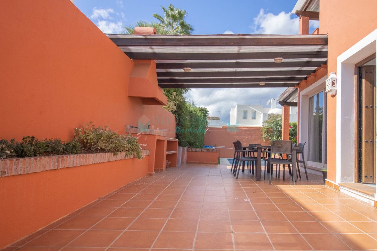 Villa for sale in Nueva Andalucia