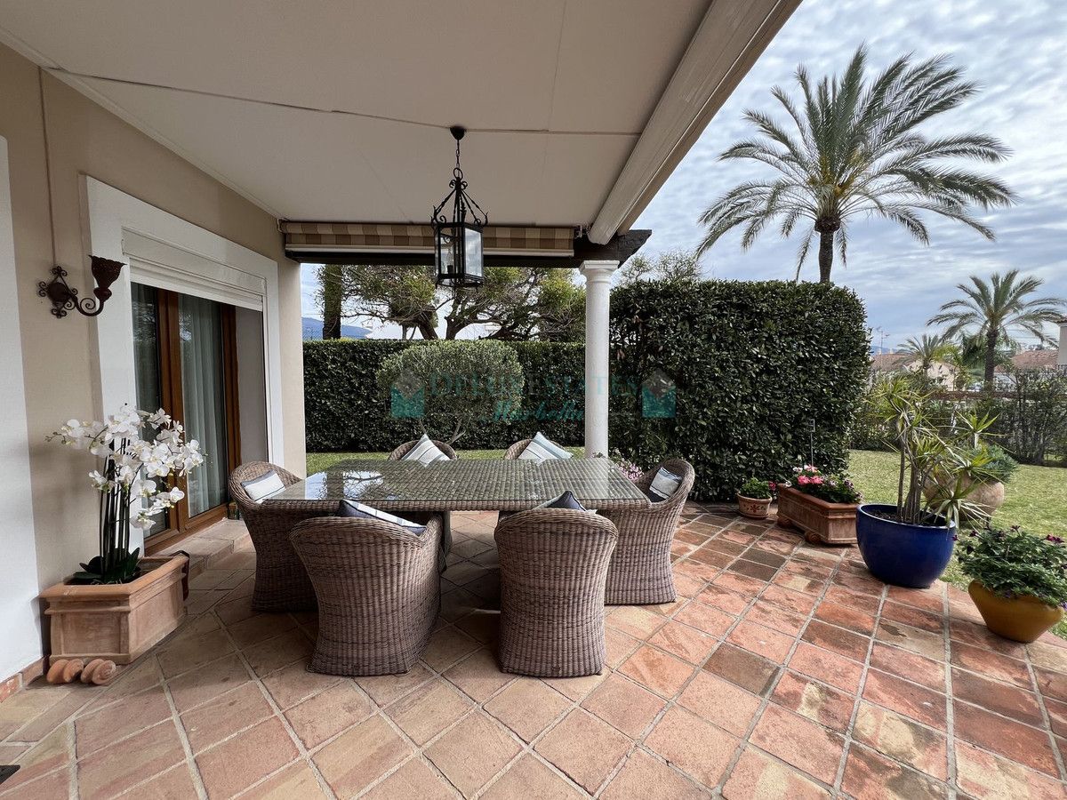 Town House for sale in El Paraiso, Estepona