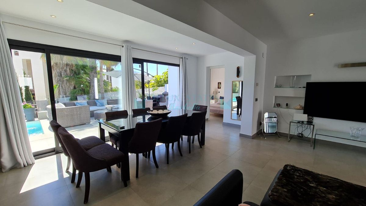 Villa en alquiler en New Golden Mile, Estepona