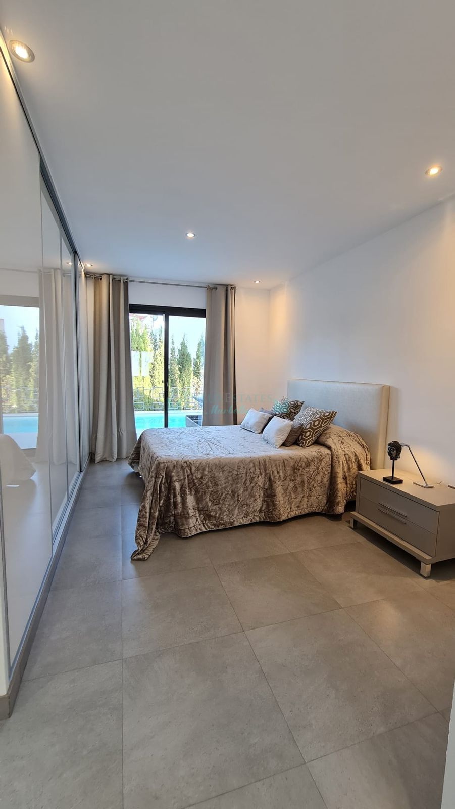 Villa en alquiler en New Golden Mile, Estepona