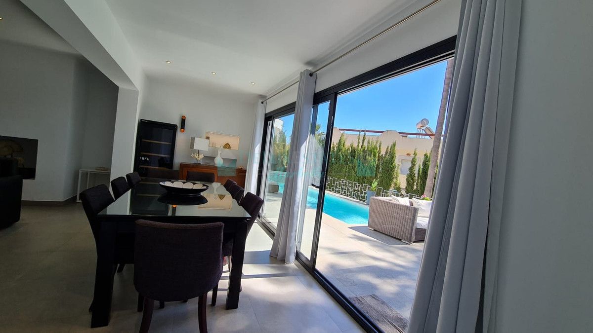 Villa en alquiler en New Golden Mile, Estepona