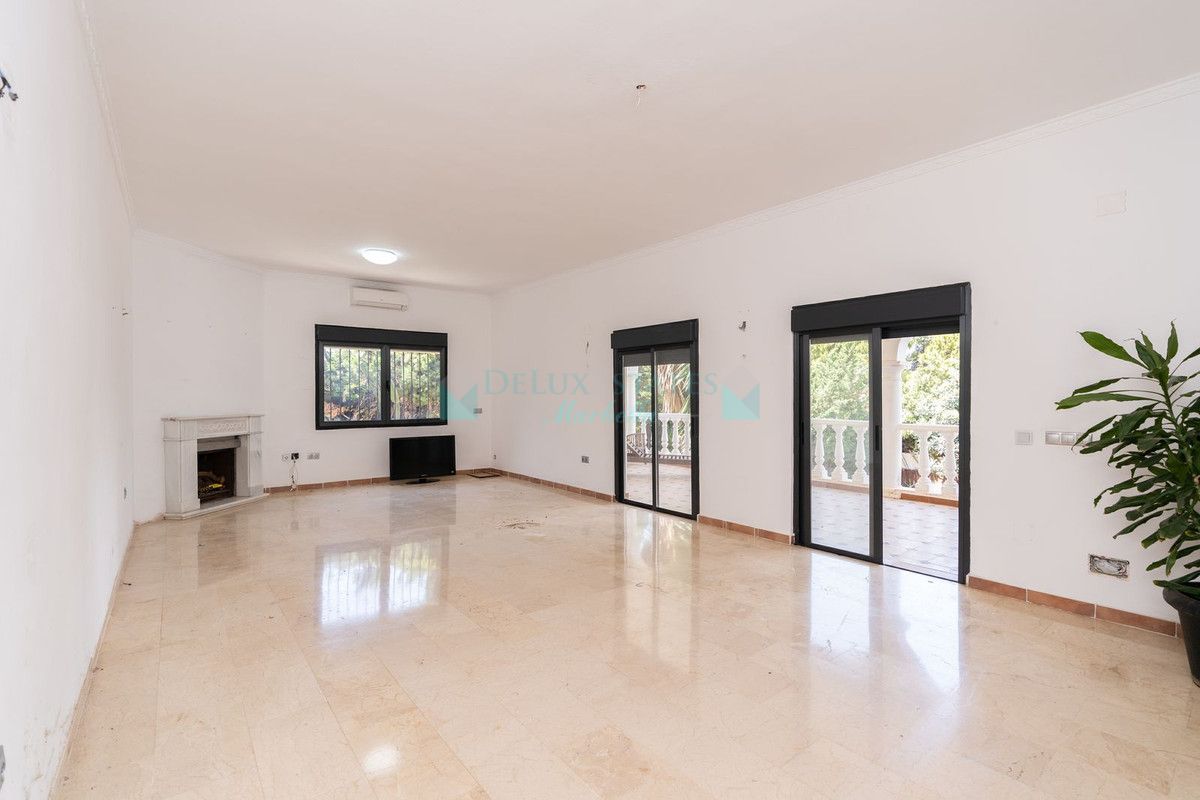 Villa for sale in Rio Real, Marbella East