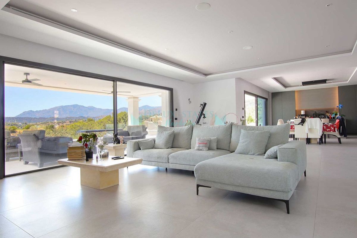 Villa for sale in Benahavis