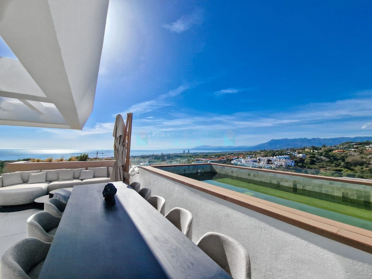 Penthouse for sale in Cabopino, Marbella East