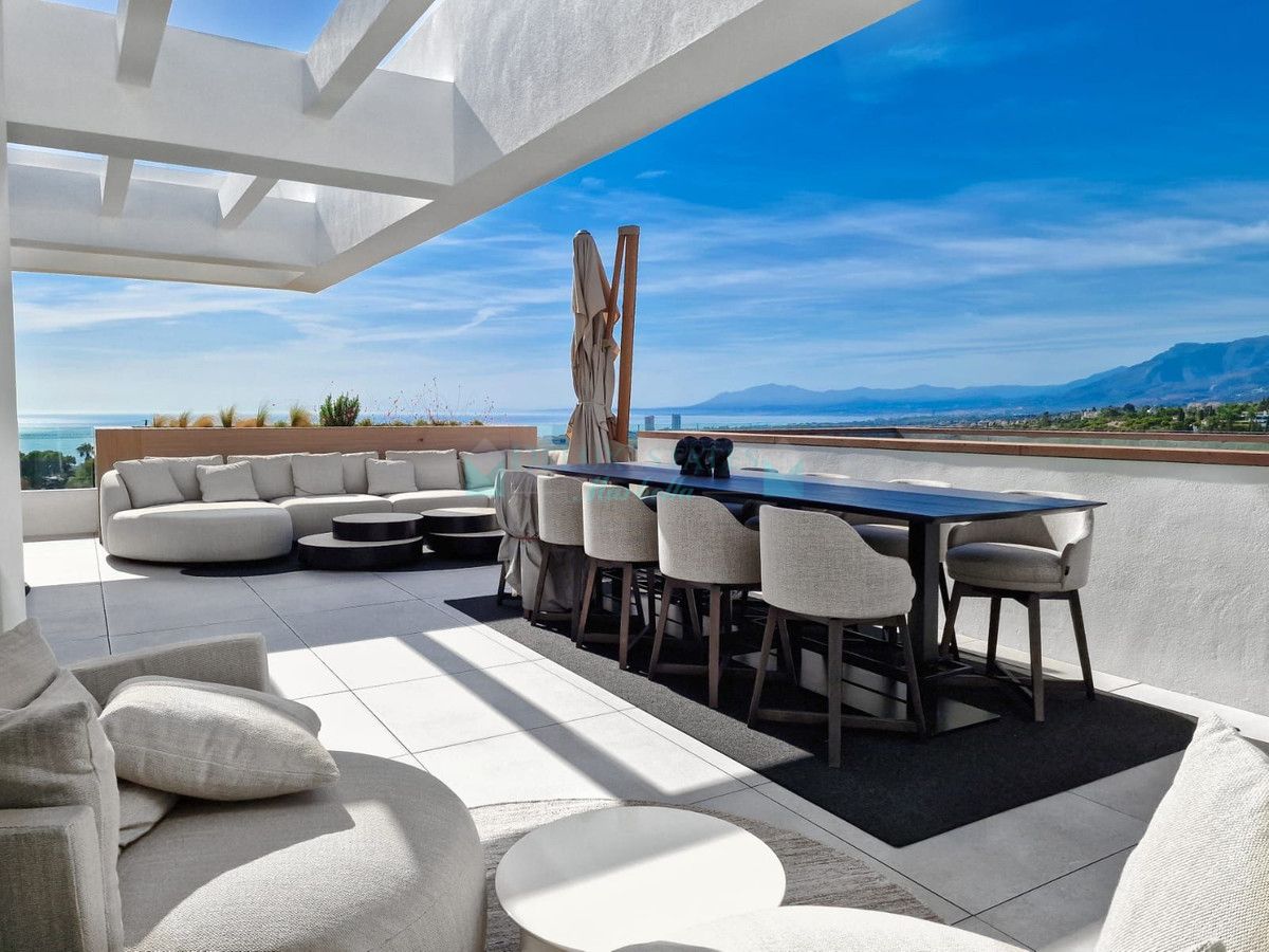 Penthouse for sale in Cabopino, Marbella East