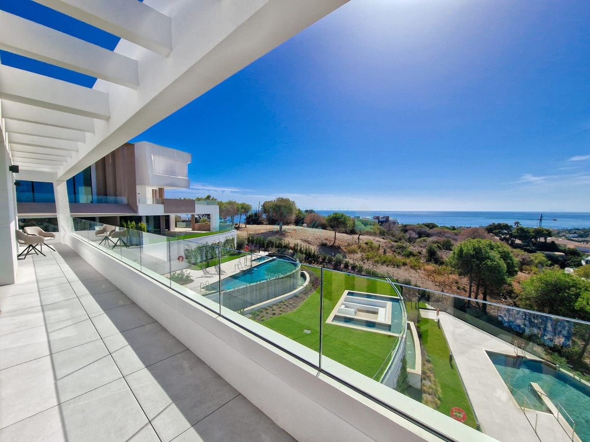 Penthouse for sale in Cabopino, Marbella East