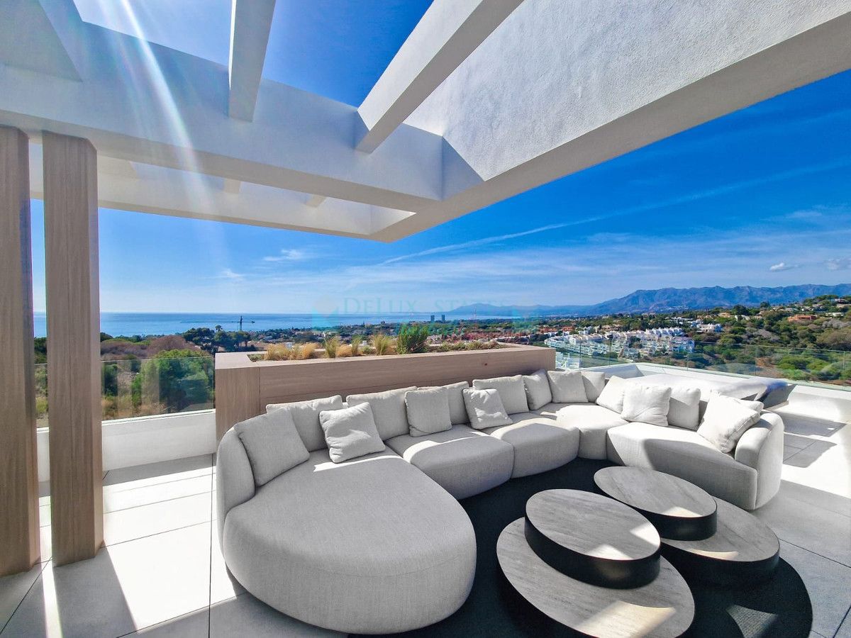 Penthouse for sale in Cabopino, Marbella East