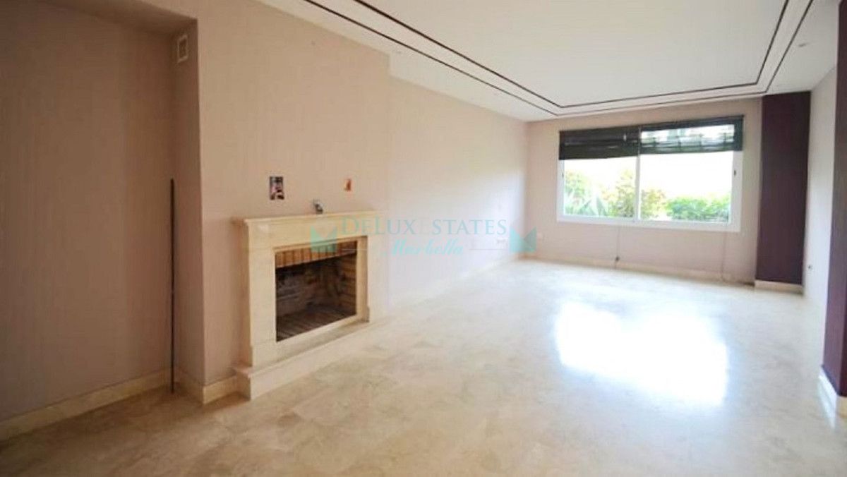 Town House for sale in Selwo, Estepona