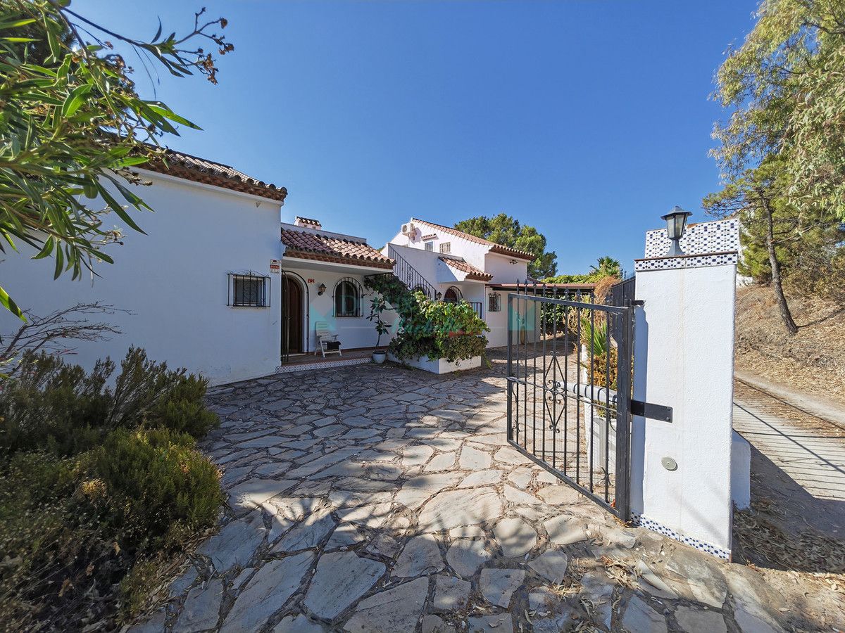 Villa for sale in Estepona