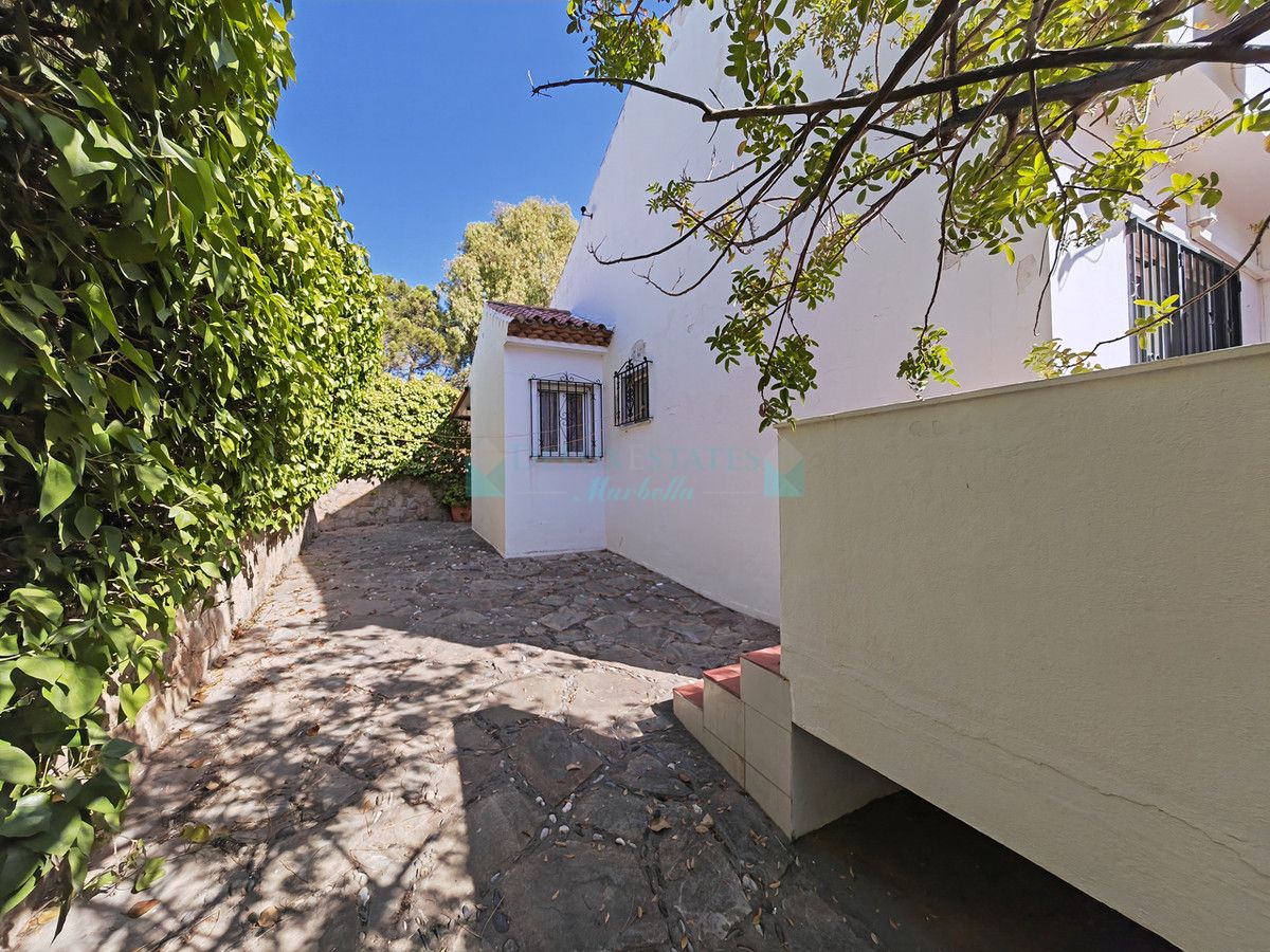 Villa for sale in Estepona