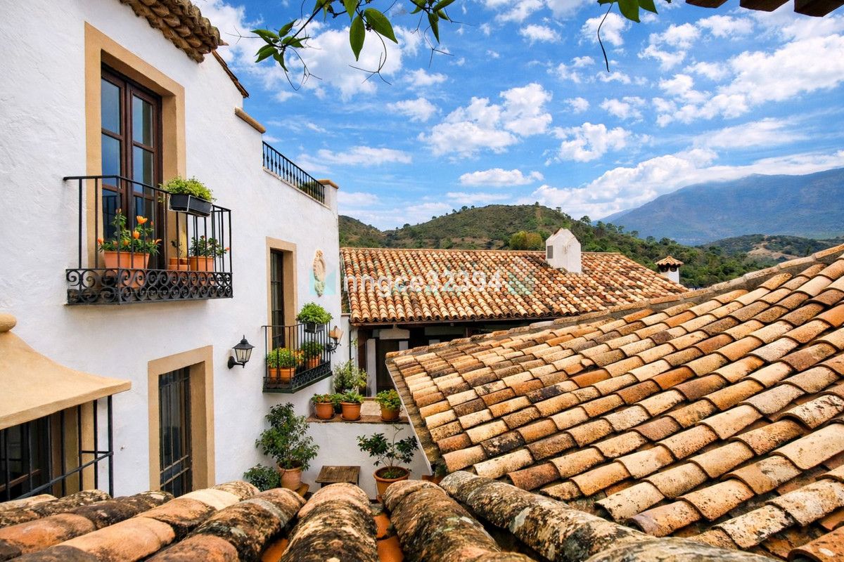 Semi Detached Villa for sale in Benahavis