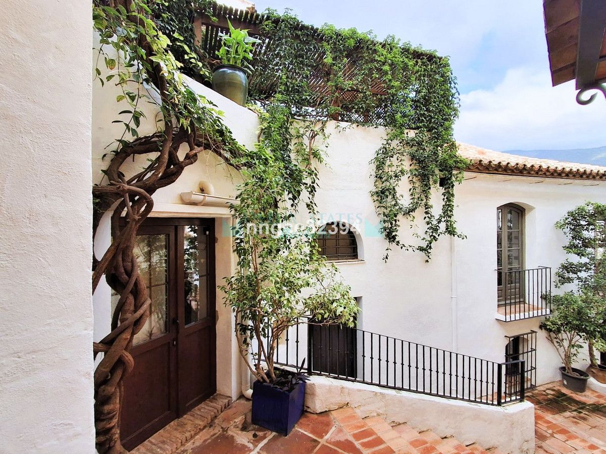 Semi Detached Villa for sale in Benahavis