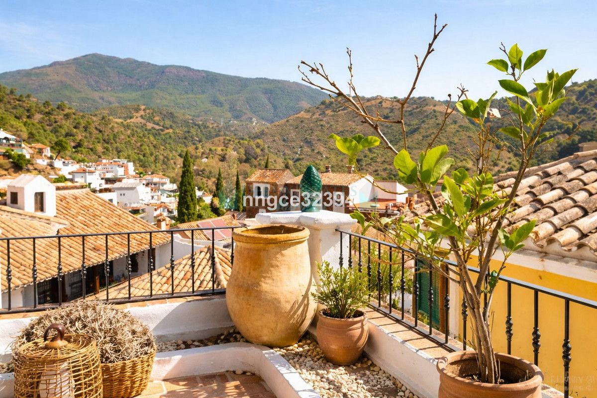 Semi Detached Villa for sale in Benahavis