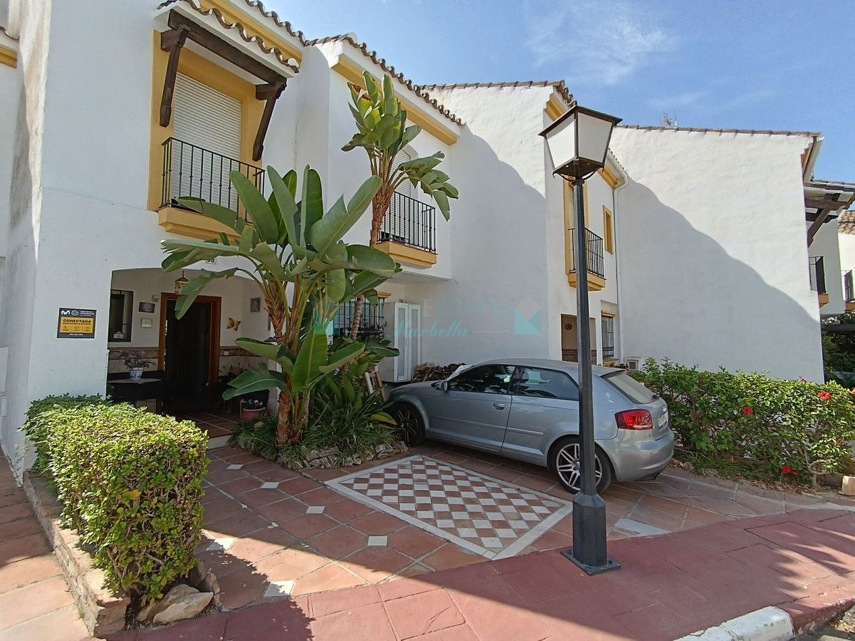 Adosado en venta en Atalaya, Estepona