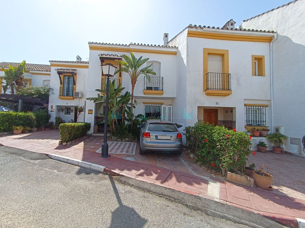 Adosado en venta en Atalaya, Estepona