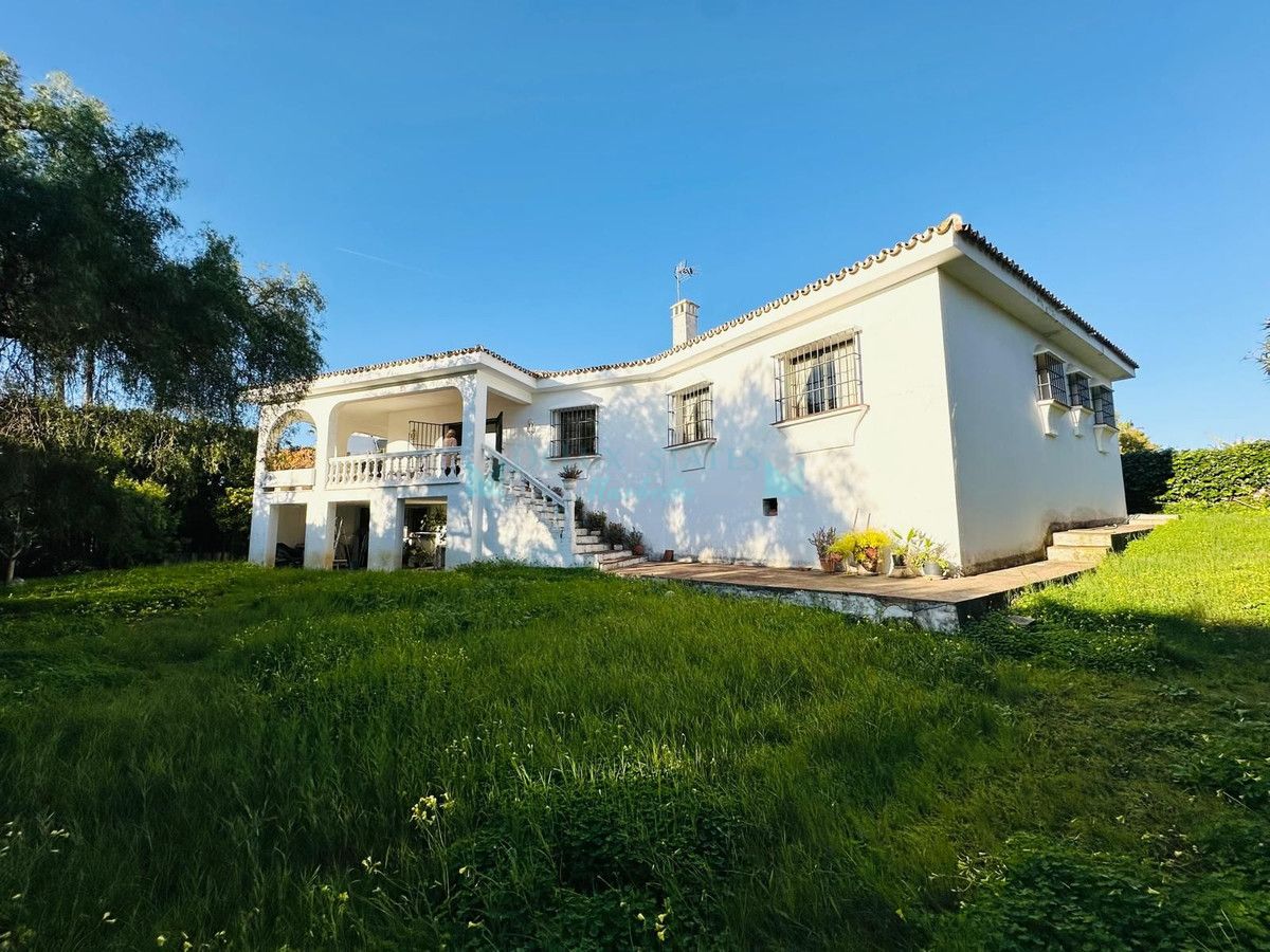 Villa for sale in Atalaya, Estepona