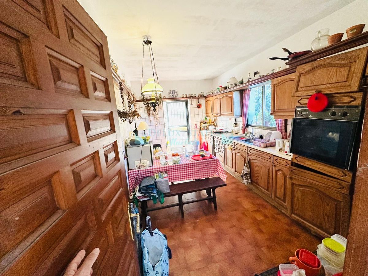 Villa for sale in Atalaya, Estepona