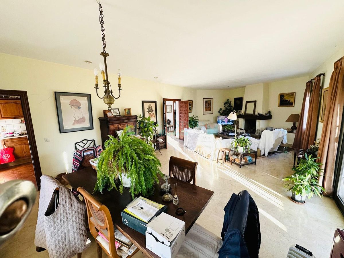 Villa for sale in Atalaya, Estepona