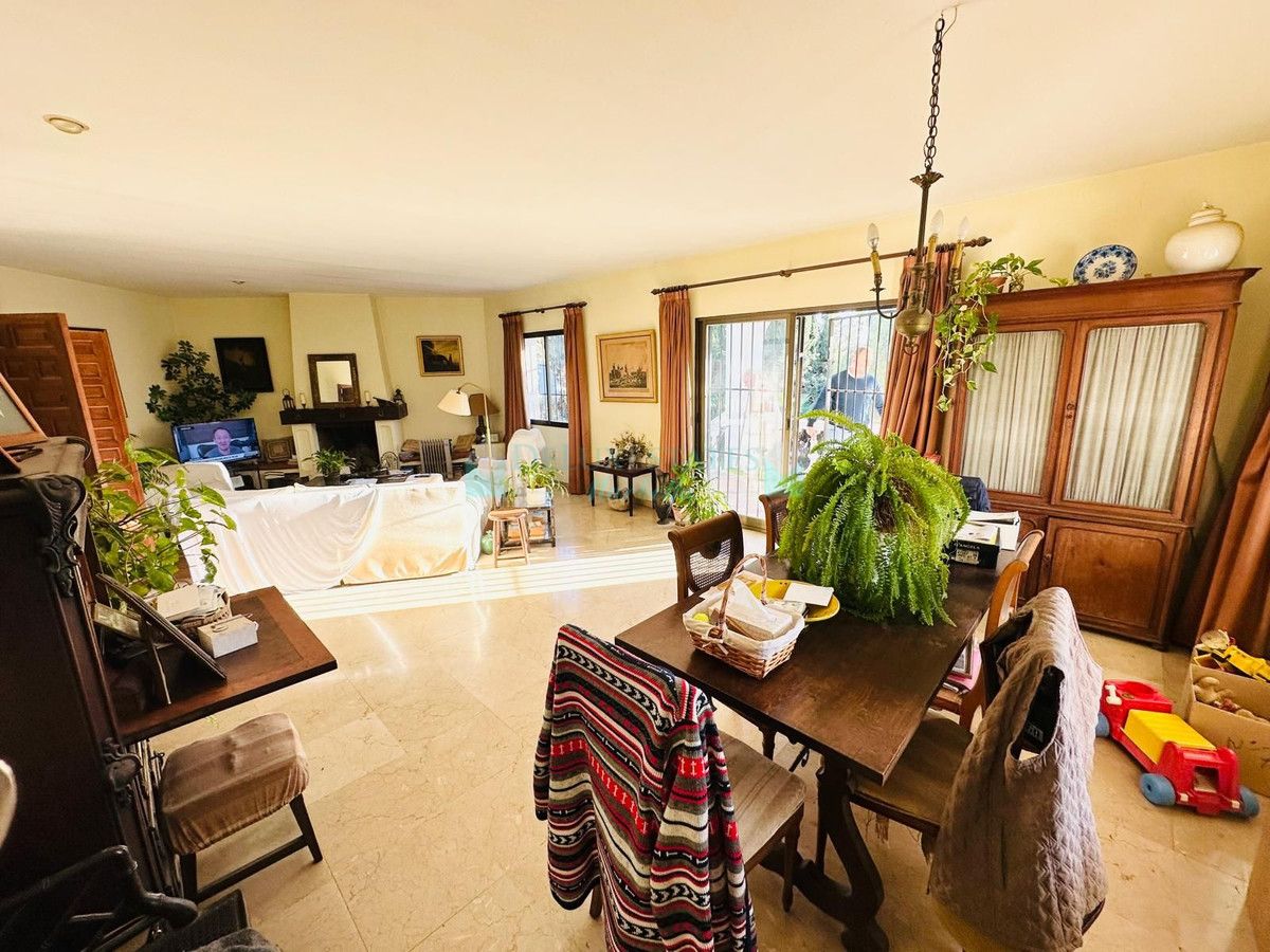 Villa for sale in Atalaya, Estepona