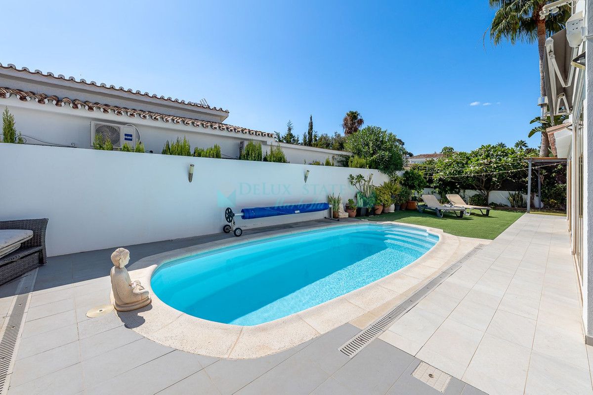 Villa for sale in Costalita, Estepona