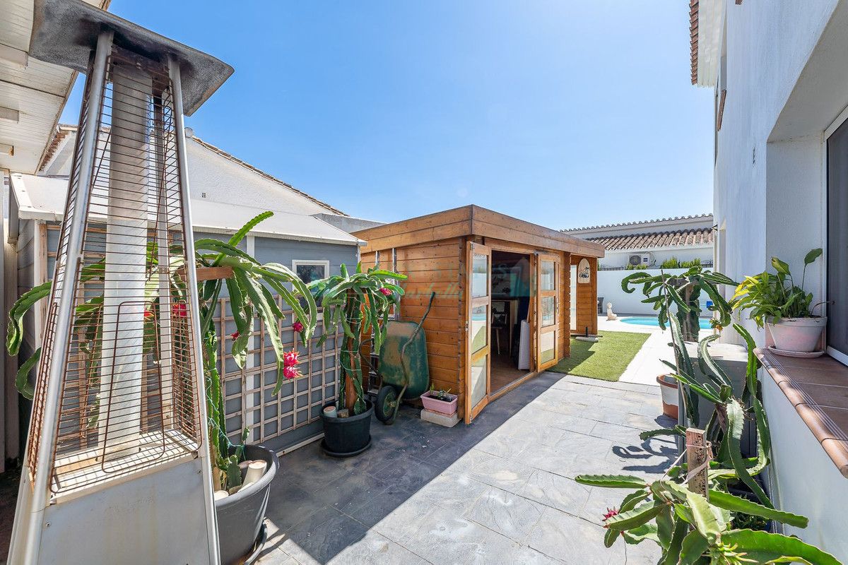 Villa for sale in Costalita, Estepona