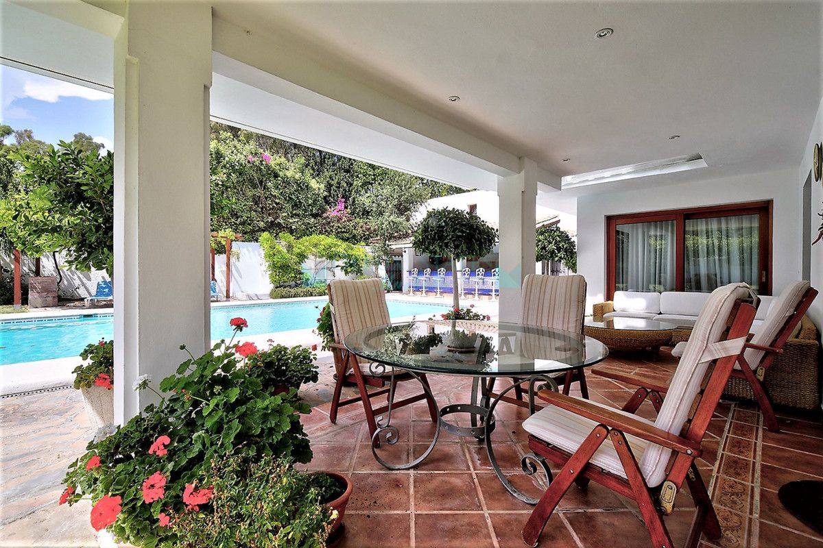 Villa for sale in Costalita, Estepona