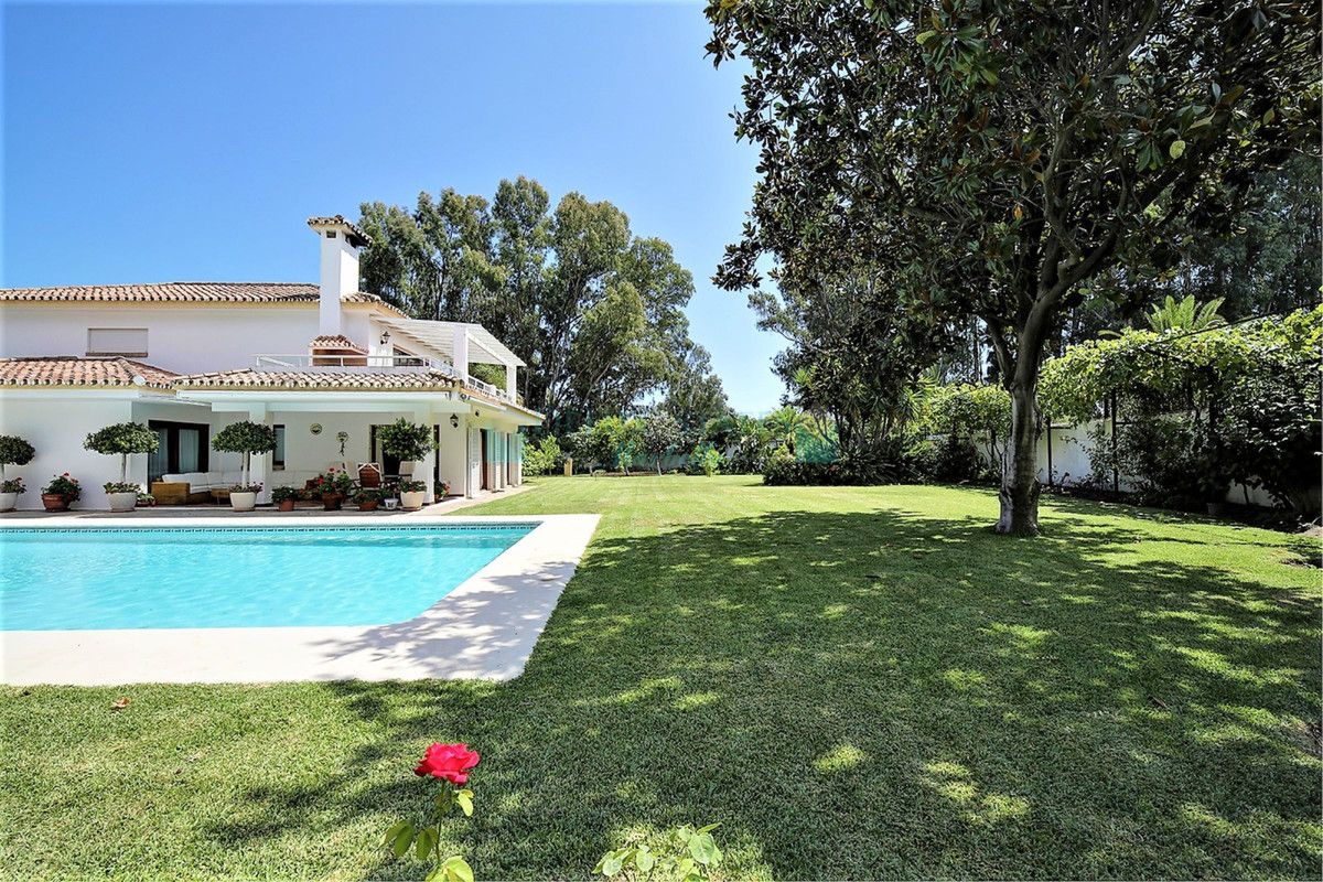 Villa for sale in Costalita, Estepona