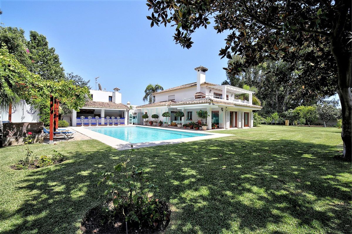 Villa for sale in Costalita, Estepona