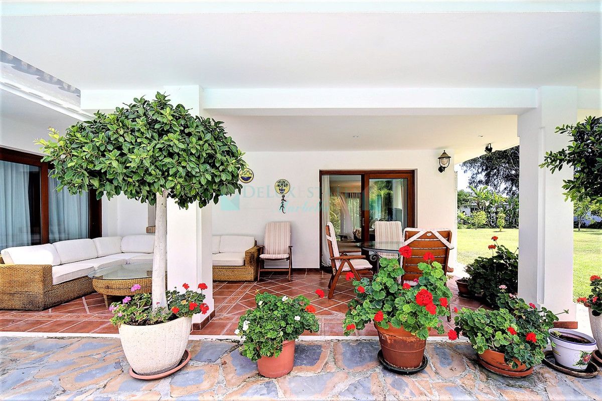 Villa for sale in Costalita, Estepona