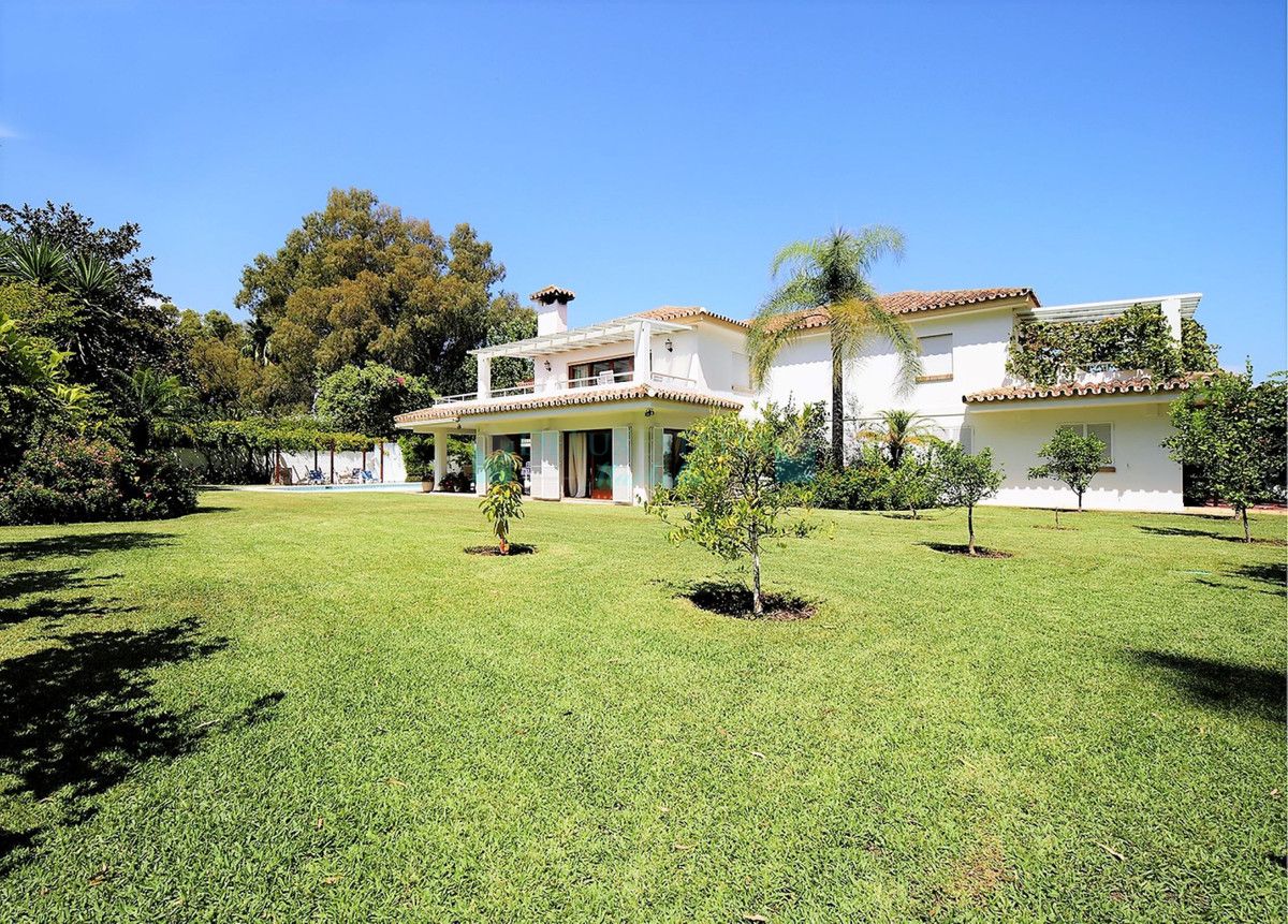 Villa for sale in Costalita, Estepona