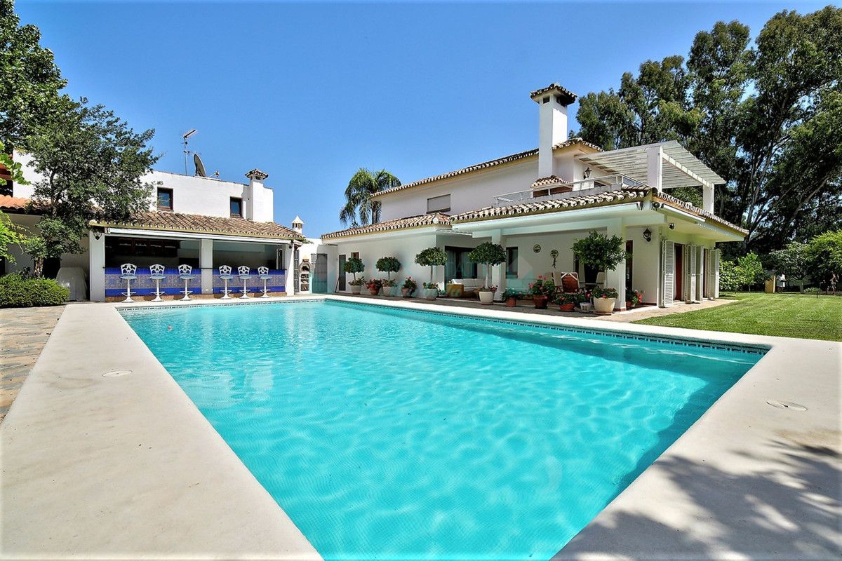 Villa for sale in Costalita, Estepona