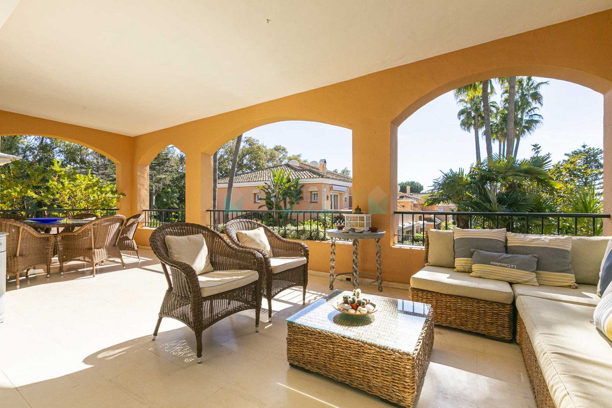 Penthouse for sale in Benamara, Estepona