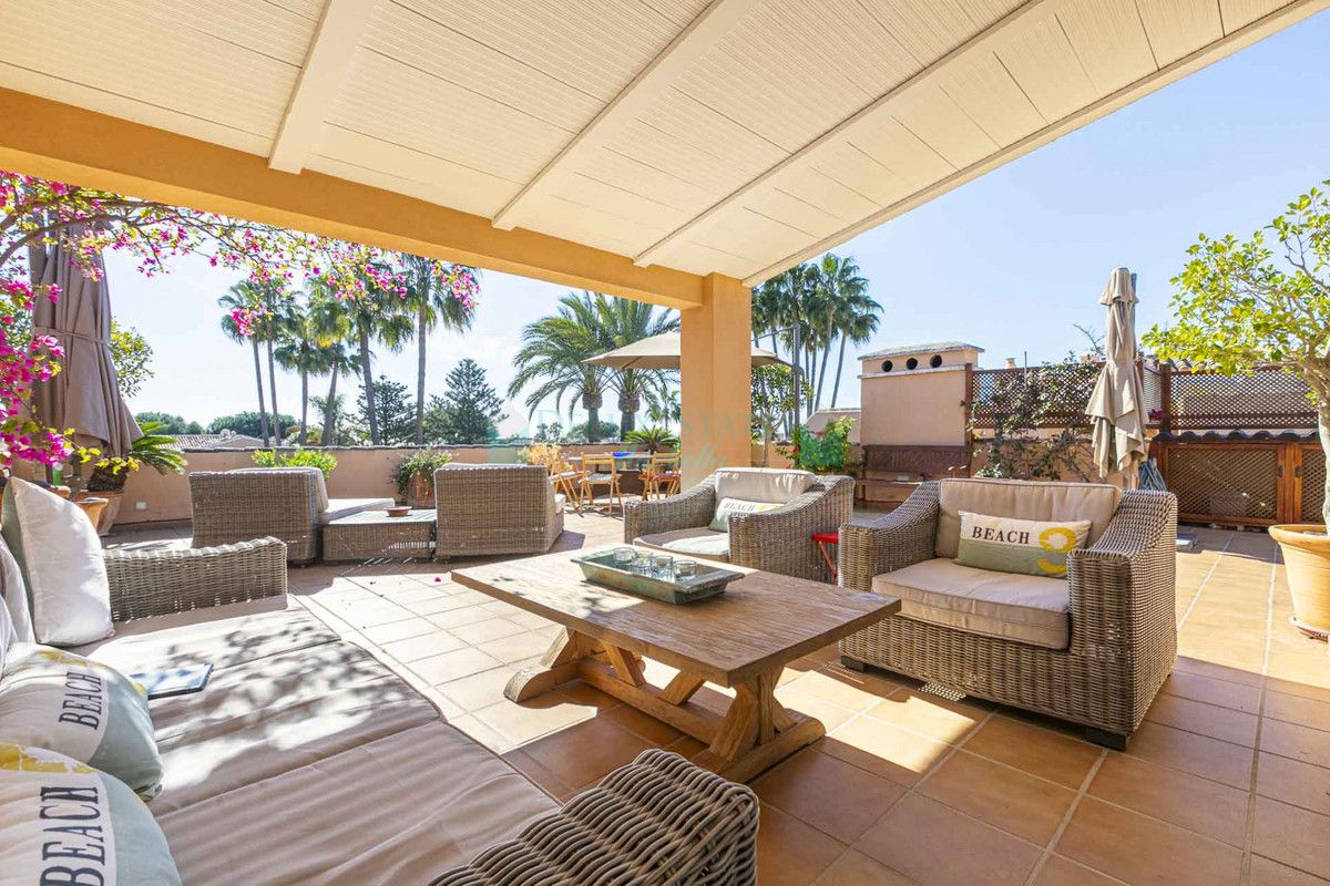 Penthouse for sale in Benamara, Estepona